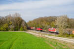 185 218 DB Cargo mit einem gemischten G�terzug trifft bei Steinach b. Rothenburg auf den Henkelzug gezogen von 140 432 der BayernBahn, 20.04.2022
