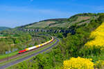 185 187 DB Cargo mit einem DHL Containerzug bei Himmelstadt Richtung W�rzburg, 07.05.2022