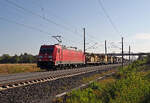 In dem gemischten G�terzug von 185 272 war am 25.07.26 das Schienenabladesystem Railer 3000 von Vossloh eingereiht. Hier rollt der Zug durch Brehna Richtung Halle(S).