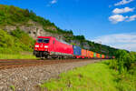 185 342 DB Cargo mit einem Containerzug bei Himmelstadt Richtung Gem�nden, 07.05.2022