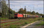 DB  185294-6 kam am 19.9.2026 um 16.17 Uhr mit einem Holzschnitzelzug in Richtung K�ln durch den Bahnhof Bonn Mehlem.