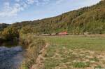 Am 20. September 2026 ging es f�r die DB Cargo 185 124+117 mit ihrem Chiasso-Mannheim Mischer nicht �ber die Rheintalbahn, sondern �ber die G�ubahn und somit auch dem Neckar entlang. Im herbstlichen Tal bei Sulz konnte ich den Umleiter bildlich festhalten. 