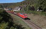 Mit fast vier Tagen Versp�tung schaffte es der in B�blingen liegen gebliebene Singener EZ mit der DB Cargo 185 013 am Mittag des 25. September 2026 durch Fischingen an der G�ubahn in Richtung Endziel Singen (Htw.). 