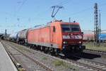 DB Cargo 185 194 zieht ein Mischguterzug durch Neuwied gen S�den am 30 April 2026. Neuwied, an die rechter rheinstrecke geliegen, ist -wann dieser Strecke nicht gesperrt ist wegen Bauarbeiten oder St�rung-  in der Woche immer ein besuch wert von Jeder, der Guterz�ge fotografieren oder beobachen will.