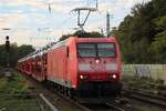 Von Bahnsteig 4/5 wird mit etwas Zooming am 23 September 2026 in Viersen der PKW Ganzzug nach Aachen mit DB Cargo 185 051 fotografiert. Wegen der �bliche Pannenserien bei EuroBahn w�rde ins Zugangebot nach Venlo stark geschnitten.