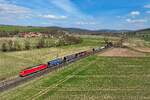 Die 185 285 bef�rderte am 23. M�rz 2026 den gemischten G�terzug EZ 51144 von Seelze nach Mannheim Rbf. Kurz vor Erreichen des Bahnhofs Neukirchen im osthessischen Haunetal konnte ich die aus Gattungen verschiedener G�terwagen bunt zusammengew�rfelte Leistung fotografieren. Inzwischen hat eine solche Aufnahme fast schon Seltenheitswert, bei DB Cargo will man sich lieber heute als morgen vom hochdefizit�ren Einzelwagen-Verkehr trennen.  