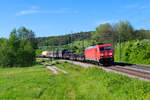 185 223 DB Cargo mit einem gemischten G�terzug bei Lehrberg Richtung Ansbach, 14.05.2022