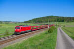185 011 DB Cargo mit einem leeren Autotransportzug bei Oberdachstetten Richtung Ansbach, 14.05.2022