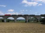 Eine 185 mit einem Gterzug am 4.8.2007 bei Regensburg.