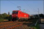 185 238 rollt mit teuerer Fracht am Haken als CSQ von Ingolstadt nach Emden. Hier bei Hohenlimburg wird sie nocheinmal von der Abendsonne angestrahlt. (06.10.07)