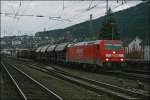 185 273 fhrt mit ihrem Abendlichen Gterzug, von Finnentrop nach Schwerte (Ruhr), in Plettenberg ein um weitere Waggons anzukuppeln. (11.01.08)