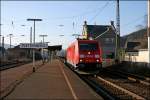 185 216 durchfhrt am Mittag des 12.02.2008 den Bahnhof Plettenberg mit einem Brammenzug Richtung Finnentrop.