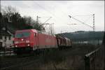 Nach ber einem Jahr wieder eine Aufnahme von ihr bei Bahnbilder.de:Graue Wolken hngen ber der 185 226, als sie sich mit dem 52296 nach Hagen Gbf, in die Kurve legt.