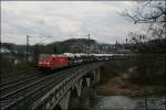 Es regnet (mal wieder) im Sauerland als die 185 252 am Abend des 13.03.2008 mit dem CSQ 60062  AUDI-EXPRESS , von Ingolstadt Nord nach Emden, die Lenne bei Finnentrop berquert.