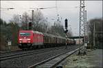 Die 2218te Aufnahme von mir,  ist ein Typisches Sauerlndisches  schlechtwetter  Bild:  185 302 verlsst mit einem  weien Nschen  und dem CS 47056 von Novi Ligure nach Hamm(Westf)Rbf den Bahnhof