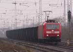 Bei miesem Wetter rauscht dieser Gterzug durch Ratingen. Das Foto stammt vom 26.03.2008