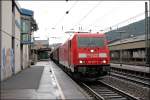 185 276 (9180 6 185 276-3 D-DB) durchfhrt, mit einem vollen Fhrerstand und einem Coilzug am Haken, den Bahnhof Plettenberg Richtung Hagen. (03.04.2008)