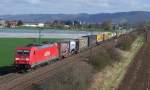 185 210 mit einem Gterzug Richtung Mannheim-Friedrichsfeld bei Grosachsen-Heddesheim, Mrz 2008.