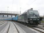 RTS Rail Traction - E-Lok 185 569-1 mit Gterzug abgestellt im Bahnhof von Cornaux am 06.04.2008