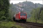 Die Sonne ist hinter einer Wolke verschwunden als die 185 081 mit einem Gterzug kurz vor Hagen-Vorhalle auf den Chip gebannt wird.