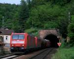 185 024 hat neben einem kurzen Gterzug in Richtung Kaiserslautern auch noch eine Schwester im Schlepp. In Krze wird sie den Haltepunkt von Frankenstein in der Pfalz durchfahren, 17.05.08.