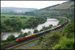 Eine 185er ist mit einem gemischtem Gterzug unterwegs in Richtung Wrzburg.