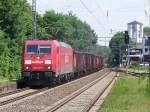 185 239-1 durchfhrt mit einem Gterzug den Geilenkrichener Bahnhof auf gleis 1 in Richtung Aachen West.