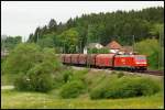 Eine 185er ist mit einem Gterzug unterwegs in Richtung Mnchen. Aufgenommen im Mai 2008 bei Otting-Weilheim.