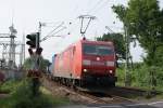 185 184-9 mit einem Containerzug am Km 28,190 in Dsseldorf am 29.05.2008