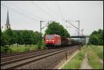 Eine 185er ist mit einem gemischtem Gterzug in Richtung Gemnden unterwegs. Aufgenommen im Mai 2008 in Thngersheim.