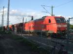 Die 185 019-7 durchfhrt am 04.07.08 die Baustelle im sdlichen Teil des Magdeburger Hauptbahnhofs in Hhe des alten Lokschuppens an der Maybachstrae in Richtung Helmstedt/Hannover.