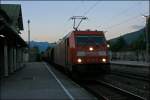 185 310 durchfhrt mit einem (Kali?)-Ganzzug den Bahnhof Kiefersfelden Richtung Kufstein.