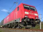 185 301 mit Containerzug vor Dren