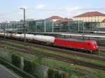 185 316 mit einem Kesselwagenzug am 26.8.2008 in Regensburg.