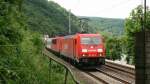 185 208 schleppt neben einer 155 und einem Gterzug auch Begleitwagen, die meist vor Militrzgen eingesetzt werden, mit. 16.5.2008, rechte Rheinstrecke, bei Braubach.