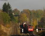 185 086-6 mit ihrem Mischer gen Singen  bei der Durchfahrt Rottweil Saline am 25.10.08