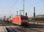 Die 185 048 am 30.12.2008 bei der Durchfahrt mit einem Gterzug in Passau Hbf.