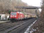 Mit einem Ganzzug voller fabrikneuer BMW passiert 185 196-3 am 05.02.09 die markante Fugngerbrcke am Mnchner Nockherberg.