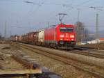 185 356-3 mit einem KLV-Zug kurz vor dem Bad Krozinger Bahnhof. 17.03.09