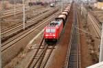 185 210 zieht am 16.03.09 einen Kieszug durch Bitterfeld Richtung Halle(S).