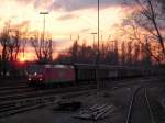 185 091-6 fhrt bei untergehender Sonne mit ihrem Gterzug in Richtung sterreich in Radolfzell ein.