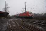 Eine BR 185 mit Containerwagen,bei der Einfahrt in den Seelzer Rangierbahnhof am 25.03.2009