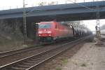 BR 185 275-5 mit Kesselwagen bei der Durchfahrt des Bahnhofes Dedensen/Gmmer in Richtung Seelze am 04.04.2009