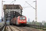 185 019 berquert in westliche Richtung den Rhein bei Duisburg Baerl. 06.04.2009