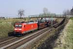 185 064 mit Gterzug hat gerade den ehemaligen Bahnhof Taimering durchfahren.