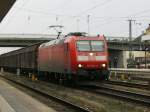 BR 185 040-3 fhrt mit Gterzug am 31.03.2009  durch den Bahnhof von Regensburg.