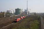 185 044 mit einem gemischten Gterzug am 07.04.2009 vor der (ehemaligen) Zuckerfabrik in Regensburg.