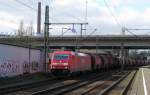185 295-3 rollt am 1.04.09 mit einem Kalisalzzug aus Hamburg-Hansaport durch Hamburg-Harburg Richtung Sden.