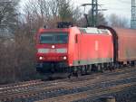 185 076-7 mit ihrem Gz bei Fulda Richtung Sden am 21.01.2009