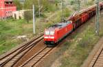 185 060 zieht am 26.04.09 einen gemischten Gterzug aus dem Gterbereich von Bitterfeld Richtung Halle/Leipzig.